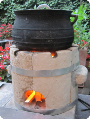 Un foyer en argile qui consomme peu de bois