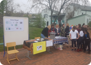 Le stand de la 8ème classe sur le thème du commerce équitable