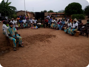 Die Dorfbewohner versammeln sich im Dorf, um die Ministerin zu empfangen. 