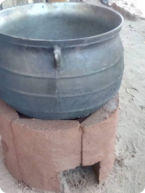 Riesige Töpfe passen auf den Lehmkocher.