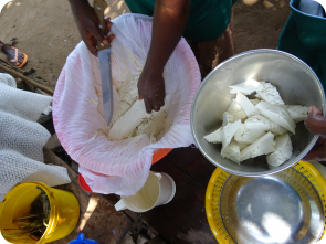 Le tofu est coupé, puis frit. C'est délicieux!