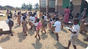 Glückliche Kinder in Togo nach dem Empfang von Schulmaterial