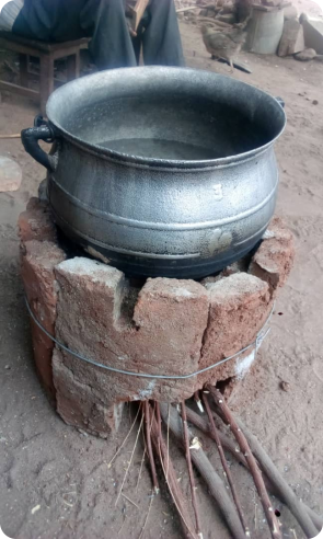 Le premier foyer à segments en argile réalisé par le menuisier Agbo Agbo