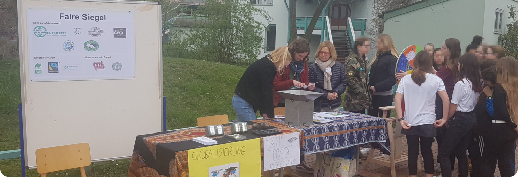 Le stand de la 8ème classe sur le thème du commerce équitable