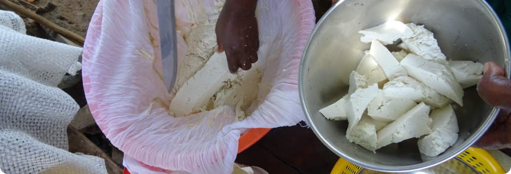 Le tofu est coupé, puis frit. C'est délicieux!