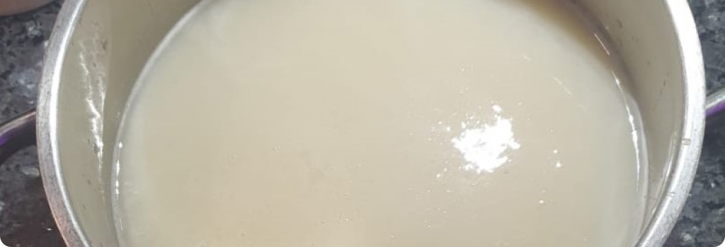 Le liquide extrait du soja est du lait de soja. Il peut maintenant être parfumé et vendu.